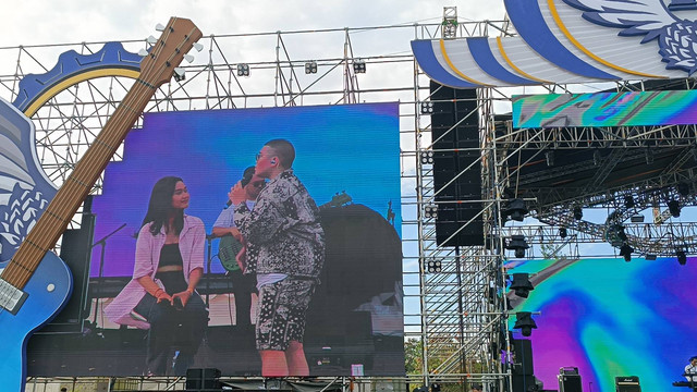 Penampilan Kaleb J di Prost Fest 2022, Pantai Mertasari, Sanur, Bali, Sabtu (13/8). Foto: Giovanni/kumparan