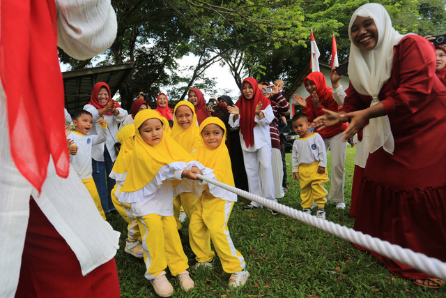 Sejumlah anak mengikuti lomba tarik tambang di lapangan Teuku Umar Meulaboh, Aceh Barat, Aceh, Sabtu (13/8). Foto: ANTARA FOTO/Syifa Yulinnas
