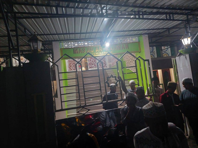 Umat Muslim Sorong Selatan saat usai melakukan salat. Foto: Paul Atakey