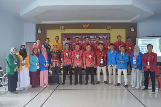 foto bersama segenap tamu undangan. Kredit foto: Staff Desa Tonasa