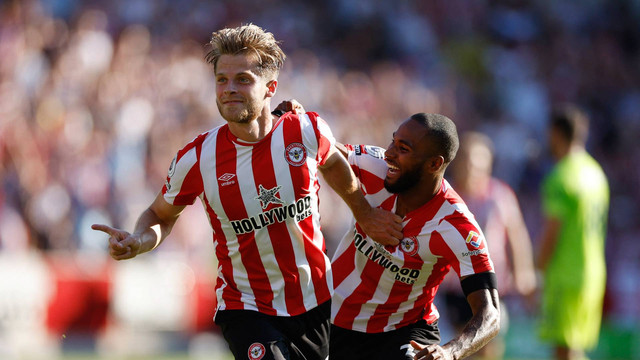 Mathias Jensen dari Brentford merayakan mencetak gol kedua mereka dengan Rico Henry pada pertandingan Liga Premier antara Brentford melawan Manchester United di Brentford Community Stadium, London, Inggris, 13 Agustus 2022. Foto: Action Images via Reuters/John Sibley