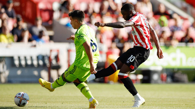 Josh Dasilva dari Brentford mencetak gol pertama mereka pada pertandingan Liga Premier antara Brentford melawan Manchester United di Brentford Community Stadium, London, Inggris, 13 Agustus 2022. Foto: Action Images via Reuters/John Sibley