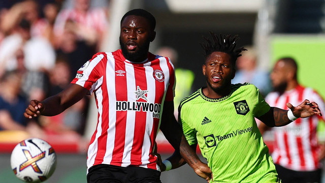 Josh Dasilva dari Brentford beraksi dengan Fred dari Manchester United pada pertandingan Liga Premier antara Brentford melawan Manchester United di Brentford Community Stadium, London, Inggris, 13 Agustus 2022. Foto: David Klein/REUTERS