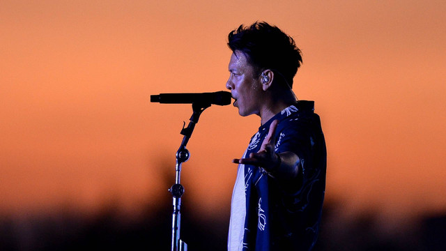 Vokalis kelompok musik Noah Ariel menghibur penonton saat tampil dalam Prost Fest 2022 di Denpasar, Bali, Sabtu (13/8/2022). Foto: Fikri Yusuf/ANTARA FOTO