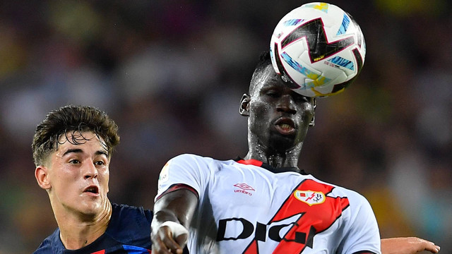 Gelandang Rayo Vallecano Pathe Ciss (kanan) menyundul bola di sebelah gelandang Barcelona Gavi selama pertandingan sepak bola liga Spanyol antara FC Barcelona dan Rayo Vallecano de Madrid di stadion Camp Nou di Barcelona pada 13 Agustus 2022. Foto: PAU BARRENA/AFP
