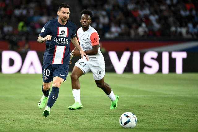 Penyerang Paris Saint-Germain Argentina Lionel Messi (kiri) berlari dengan bola selama pertandingan sepak bola L1 Prancis antara Paris-Saint Germain (PSG) dan Montpellier Herault SC di The Parc des Princes Stadium di Paris pada 13 Agustus 2022. Foto: STEPHANE DE SAKUTIN/AFP