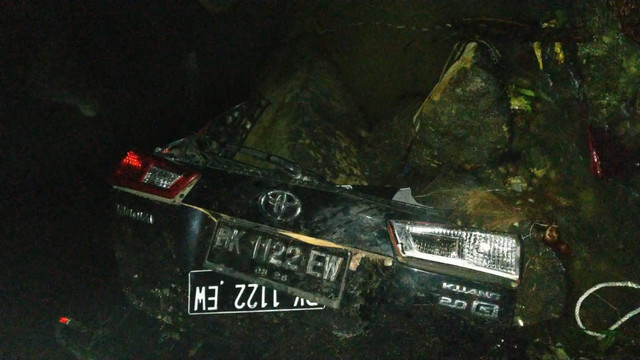 Mobil Inova Reborn yang masuk ke jurang di Tapanuli Utara. Foto: Polres Tapanuli Utara