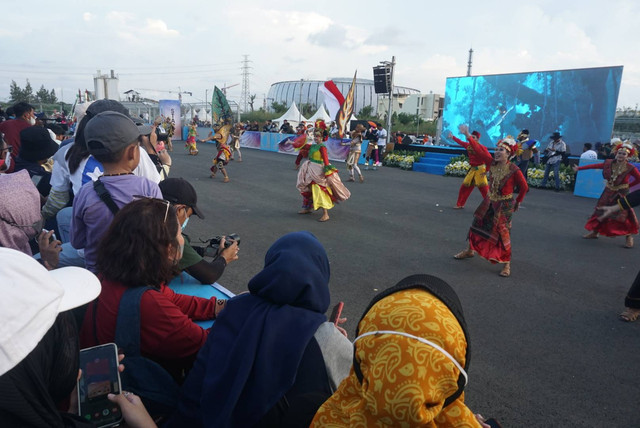 Peserta mengikuti Parade Jakarnaval di Sirkuit Formula E Jakarta, Minggu (14/8/2022).
 Foto: Iqbal Firdaus/kumparan