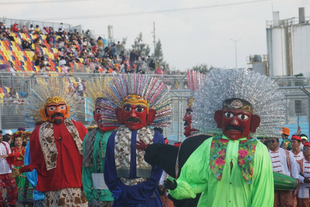 Peserta mengikuti Parade Jakarnaval di Sirkuit Formula E Jakarta, Minggu (14/8/2022).
 Foto: Iqbal Firdaus/kumparan