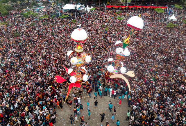Foto udara dua tabuik diarak sebelum dibuang ke laut, di Pantai Gandoriah Pariaman, Sumatera Barat, Minggu (14/8/2022).  Foto: Iggoy el Fitra/ANTARA FOTO