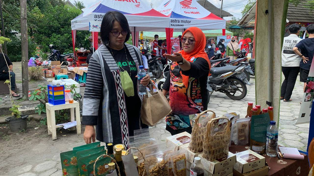 Kepala Dinas UMKM DIY, Srie Nurkyatsiwi, saat meninjau produk UMKM, Minggu (14/8/2022). Foto: Eva Mintarsih/Tugu Jogja