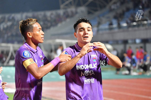 Pemain Persita Tangerang, Muhammad Toha dan Ezequiel Vidal. Foto: Situs web resmi Liga Indonesia Baru