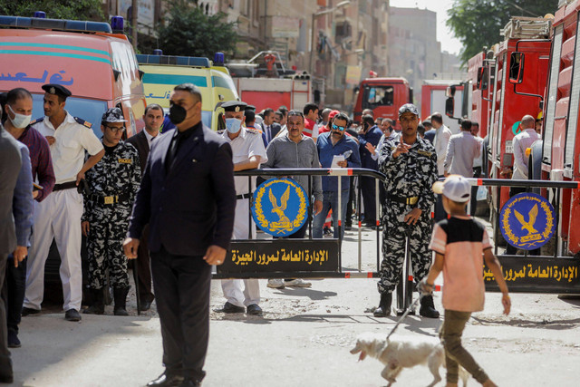 Petugas keamanan berdiri di lokasi kebakaran di gereja Abu Sifin di Giza, Mesir. Foto: Mohamed Abd El Ghany/REUTERS