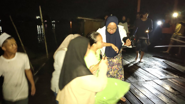 (Baju hijau) Witri menangis melihat rumahnya tak lagi utuh. Beruntung dia bersama anaknya berusia 6 bulan berhasil selamat pada saat detik-detik awal kebakaran. Foto: Lukman Hakim/InfoPBUN