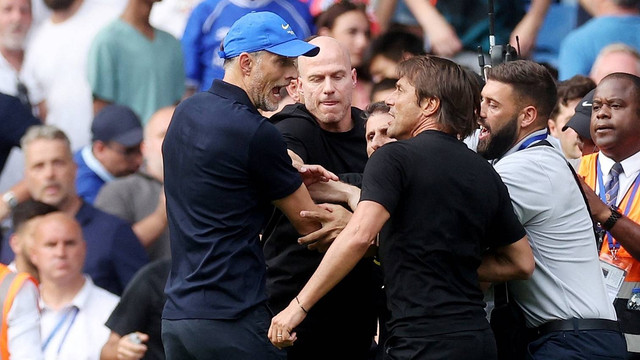 Manajer Chelsea Thomas Tuchel bentrok dengan manajer Tottenham Hotspur Antonio Conte setelah pertandingan Chelsea vs Tottenham Hotspur di Stamford Bridge, London, Inggris, Minggu (14/8/2022). Foto: Action Images via Reuters/Paul Childs