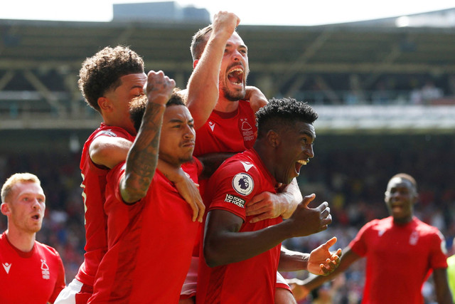 Pemain Nottingham Forest Taiwo Awoniyi berselebrasi bersama usai mencetak gol pertama mereka saat hadapi West Ham United di The City Ground, Nottingham, Inggris, Minggu (14/8/2022). Foto: Action Images via Reuters/Carl Recine