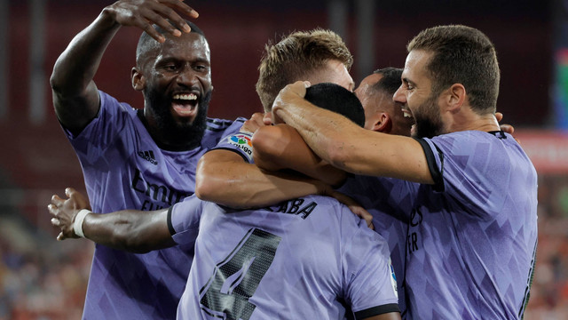 Pemain Real Madrid David Alaba merayakan gol kedua mereka bersama rekan setim saat hadapi Almeria di Estadio de los Juegos Mediterraneos, Almeria, Spanyol, Minggu (14/8/2022). Foto: Jon Nazca/REUTERS