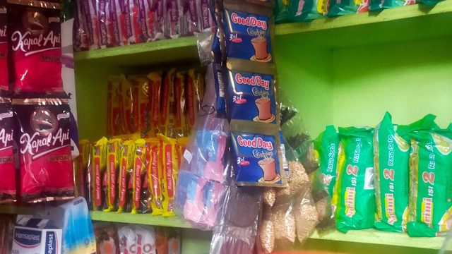 Deretan mi instan di warung Jati Padang Poncol.  Foto: Ghinaa Rahmatika/kumparan