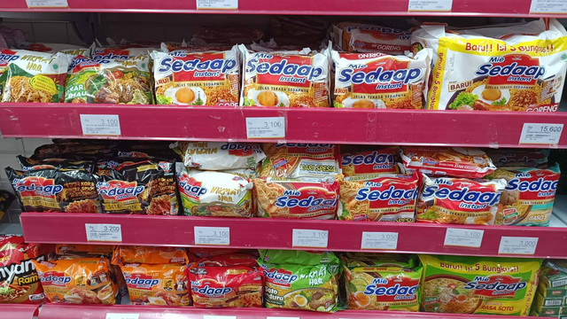 Deretan mi instan di Alfamidi Jati Padang.  Foto: Ghinaa Rahmatika/kumparan