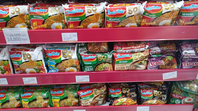 Deretan mi instan di Alfamidi Jati Padang.  Foto: Ghinaa Rahmatika/kumparan