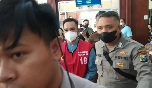 Moch Subhi Azal Tsani atau Mas Bechi hadir dalam persidangannya di PN Surabaya, Senin (15/8/2022). Foto: Farusma Okta Verdian/kumparan