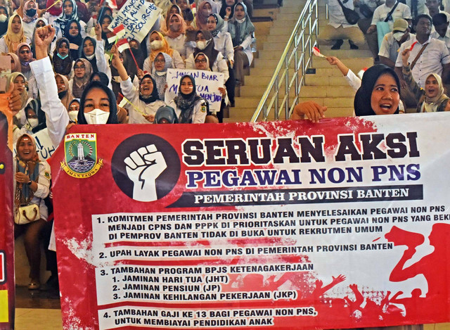 Sejumlah pegawai honorer di Pemprov Banten berunjuk rasa menuntut kepastian masa depan karir mereka di Kawasan Pemerintahan Provinsi Banten, di Serang, Senin (15/8/2022). Foto: Asep Fathulrahman/ANTARA FOTO