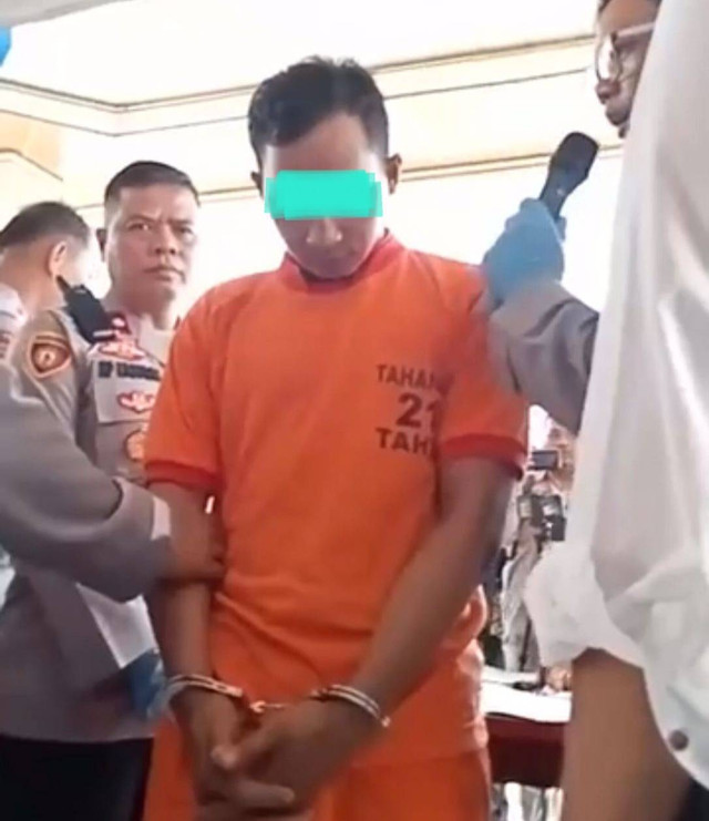 Oknum polisi bernama Briptu M Kurniadi saat diamankan karena merampok mesin ATM. (ist)