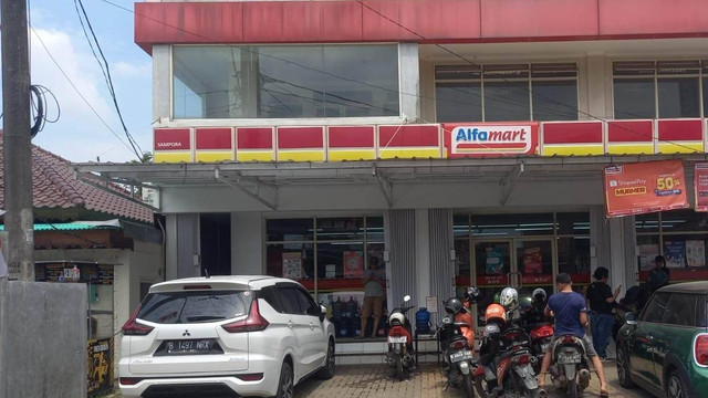 Suasana Alfamart di Cisauk yang sempat viral karena ada ibu-ibu diduga mengutil cokelat. Foto: Dok. Istimewa