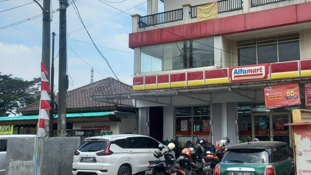 Suasana Alfamart Sampora Cisauk, lokasi viralnya dugaan intimidasi karyawan ritel tersebut oleh ibu-ibu pengambil cokelat. Foto: Dok. Istimewa