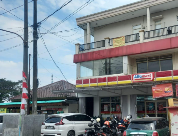 Suasana Alfamart Sampora Cisauk, lokasi viralnya dugaan intimidasi karyawan ritel tersebut oleh ibu-ibu pengambil cokelat (Istimewa)