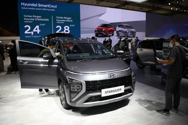Pengunjung melihat hyundai stargazer di GIIAS 2022, ICE BSD, Tangerang, Banten, Senin (15/8). Foto: Aditia Noviansyah/kumparan