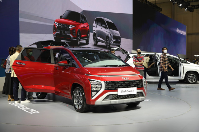 Pengunjung melihat hyundai stargazer di GIIAS 2022, ICE BSD, Tangerang, Banten, Senin (15/8). Foto: Aditia Noviansyah/kumparan