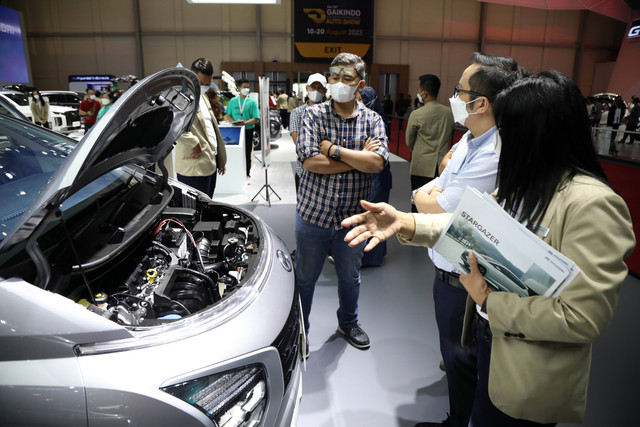 Pengunjung melihat hyundai stargazer di GIIAS 2022, ICE BSD, Tangerang, Banten, Senin (15/8). Foto: Aditia Noviansyah/kumparan