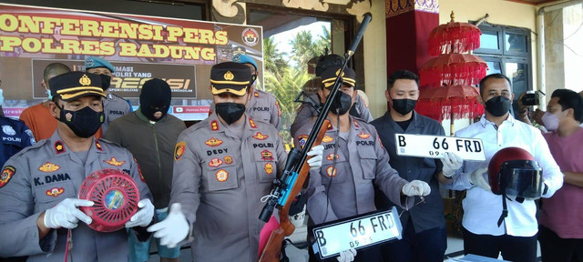 Polisi menunjukkan pelaku dan barang-bukti kasus penembakan - IST