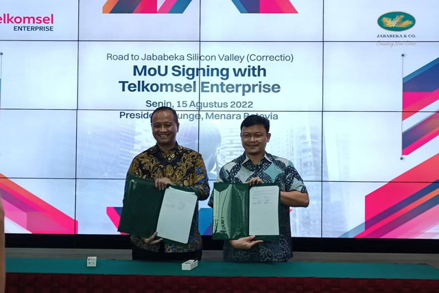 Penandatanganan Nota Kesepahaman (MoU) antara PT Jababeka Infrastruktur dengan Telkomsel Enterprise di Menara Batavia, Jakarta, Senin (15/8/2022).  Foto: Akbar Maulana/kumparan