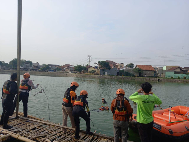 Pelatihan water rescue bagi relawan Respons Darurat Kesehatan (RDK) Layanan Kesehatan Cuma-Cuma (LKC) Dompet Dhuafa di Setu Bungur, Pondok Ranji, Kecamatan Ciputat Timur, Kota Tangerang Selatan pada Sabtu (13/08/2022).