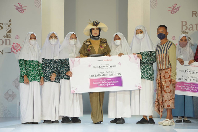 Kategori Terbaik Busana Sustainable Fashion - Kel. 3 SMK t NU Banat Kudus dalam program Ruang Kreatif Batik Kudus in Fashion oleh Denny Wirawan. Foto: Bakti Budaya Djarum Foundation