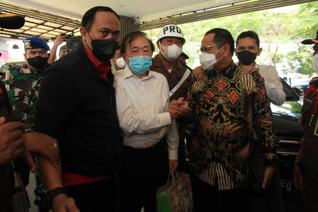 Tersangka kasus dugaan tindak pidana korupsi PT Duta Palma, Surya Darmadi,(tengah) didampingi penasehat hukumnya Juniver Girsang saat tiba di Kejaksaan Agung (Kejagung), Jakarta, Senin (15/8/2022).  Foto: Reno Esnir/ANTARA FOTO