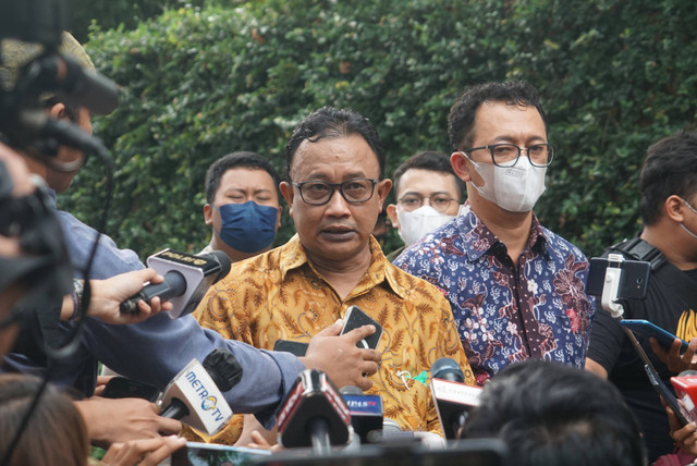 Komisioner Komnas HAM Mohammad Choirul Anam dan Beka Ulung Hapsara meninjau tempat kejadian perkara di rumah dinas mantan Kadiv Propam Irjen Pol Ferdy Sambo di Kompleks Polri, Duren Tiga, Jakarta, Senin (15/8/2022). Foto: Iqbal Firdaus/kumparan