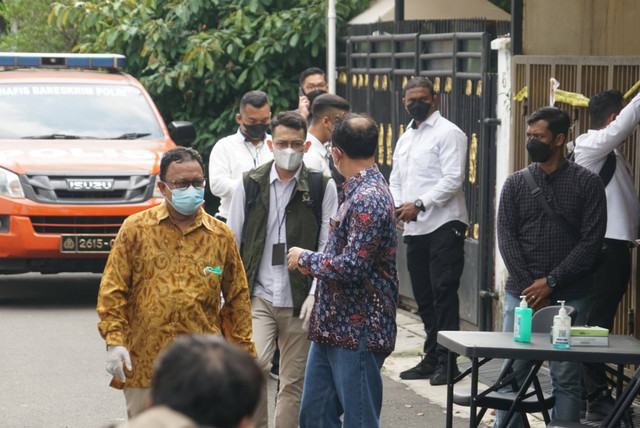 Komisioner Komnas HAM Mohammad Choirul Anam dan Beka Ulung Hapsara meninjau tempat kejadian perkara di rumah dinas mantan Kadiv Propam Irjen Pol Ferdy Sambo di Kompleks Polri, Duren Tiga, Jakarta, Senin (15/8/2022). Foto: Iqbal Firdaus/kumparan
