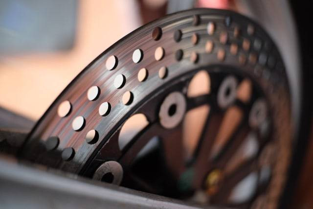 Ilustrasi cara kerja rem cakram pada motor. Foto: Bangkit Jaya Putra/kumparan