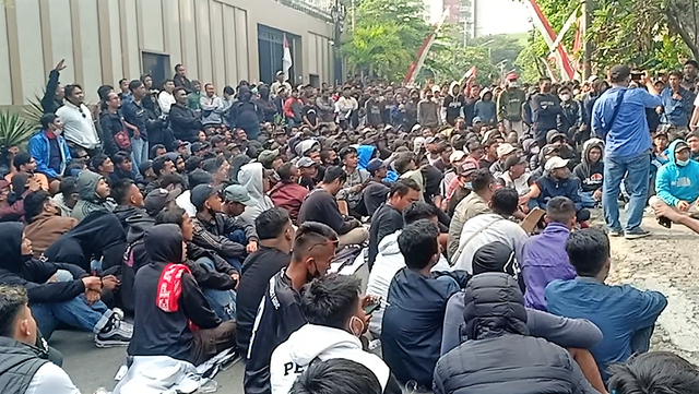 Ratusan suporter berdemonstrasi menuntut pelatih Persis Solo, Jacksen F Tiago, mehgundurkan diri di depan mess pemain Persis, Senin (15/08/2022). FOTO: Agung Santoso