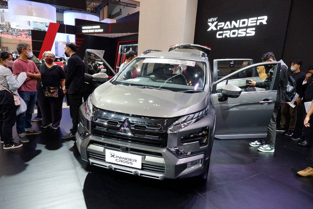 Mitsubishi Xpander Cross 2022 dipadati pengunjung GIIAS 2022. Foto: Aditya Pratama Niagara/kumparan