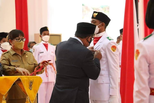 Keterangan foto:Wakil Gubernur NTT, Josef Nae Soi saat mengukuhkan (Paskibraka NTT, di Aula Rumah Jabatan Gubernur NTT pada Senin (15/08).Sumber foto:Biro Administrasi Pimpinan Setda Provinsi NTT.