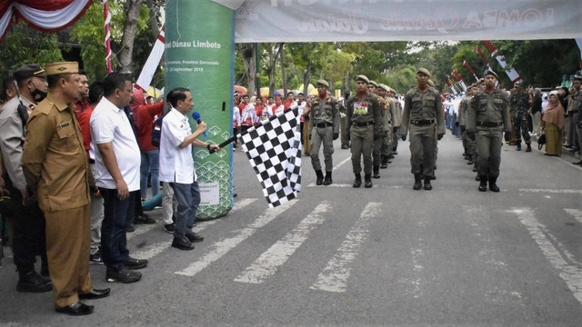 Bupati Gorontalo, Nelson Pomalingo didampingi Wakil Bupati, Hendra Hemeto dan Sekretaris Daerah Kabupaten Gorontalo, melepas peserta lomba baris berbaris dalam rangka HUT RI ke-77 tahun. Senin, (15/8). Foto: Dok istimewa