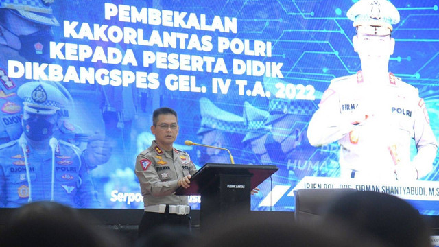 Kakorlantas Polri Irjen Pol Firman Shantyabudi saat memberikan pembekalan kepada peserta didik yang ikut dalam Pendidikan Pengembangan Spesialis (Dikbangspes) lantas Gelombang IV Tahun 2022. Foto: Korlantas Polri