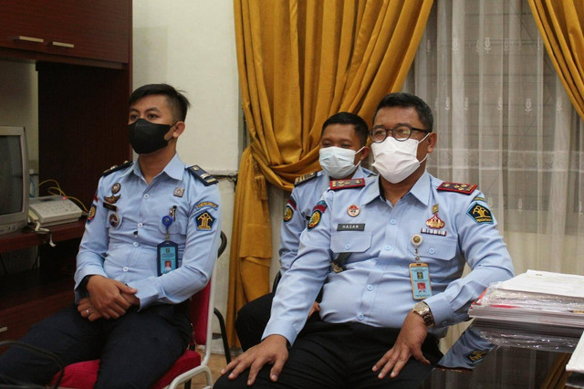Kalapas Jember, Hasan Basri bersama dua anggota humas Lapas Jember