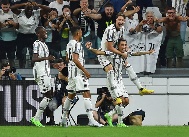 Pemain Juventus Angel Di Maria merayakan gol pertama mereka dengan rekan setim saat melawan U.S. Sassuolo di Allianz Stadium, Turin, Italia. Foto: Massimo Pinca/REUTERS