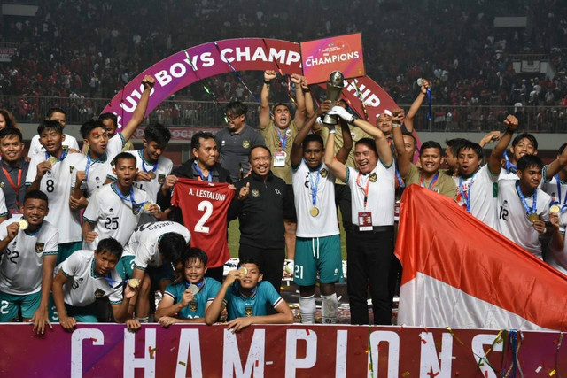Iwan Bule bersama Timnas Indonesia U-16 dalam perayaan juara Piala AFF U-16 2022 di Stadion Maguwoharjo, Jum'at (12/8). Foto: Twitter/iriawan84