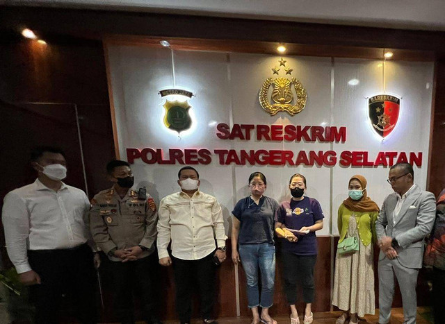 Proses mediasi kasus pencurian cokelat di Alfamart. Dari kanan: Frank Hutapea (pengacara Alfamart), Amelia (pegawai Alfamart), Ivana (anak Mariana), Mariana, Amir (pengacara Mariana) Foto: Dok. Istimewa